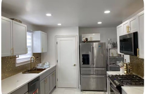 Detroit House | Luxury 3-bedroom Smart Home with jetted tub