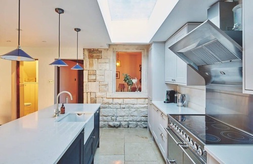 Cheltenham House | Luxury 3 bedroom spacious period Cotswold Cottage – EV & Garden