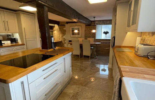 Stamford Apartment | Luxury 3 Bedroom Spacious Apartment - Central Stamford