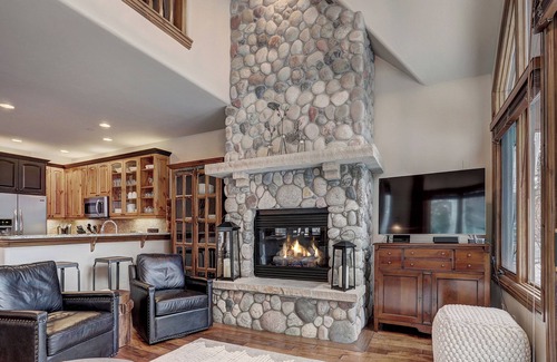 Edwards Condo | Luxury 3 Bedroom Townhome - Walk to Chairlift! by RedAwning