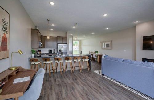 Omaha Apartment | Luxury 3-Bedroom Townhome - Spectacular Views