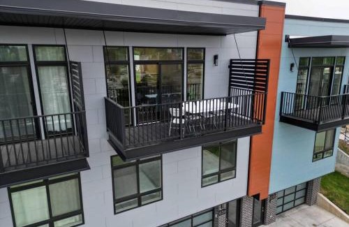 Omaha Apartment | Luxury 3-Bedroom Townhome - Spectacular Views