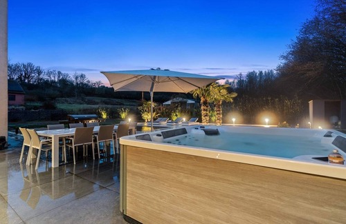 Aubange Villa | Luxury 3-bedroom villa with jacuzzi and pool