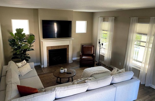 Grove City House | LUXURY 3 BEDROOM W/PRIVAT OFFICE!