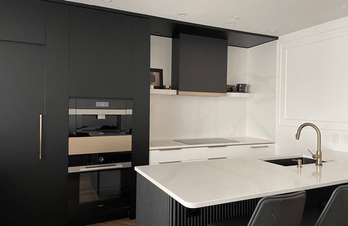 Southeast False Creek House | Luxury 3 Bedroom Waterfront Townhome in Trendy Yaletown