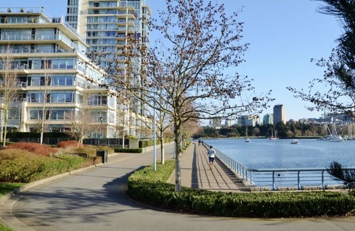 Southeast False Creek House | Luxury 3 Bedroom Waterfront Townhome in Trendy Yaletown