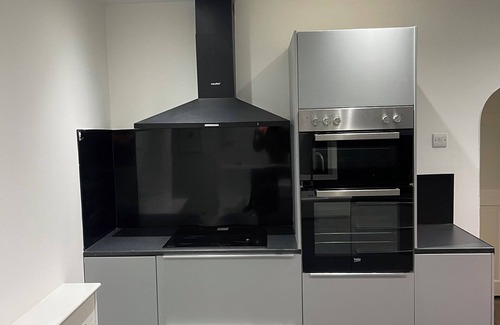 Cradley House | Luxury 3 Bedrooms House - Sleeps 6 Your Home Away From Home!