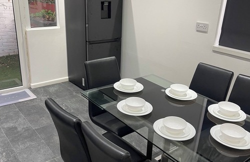 Cradley House | Luxury 3 Bedrooms House - Sleeps 6 Your Home Away From Home!