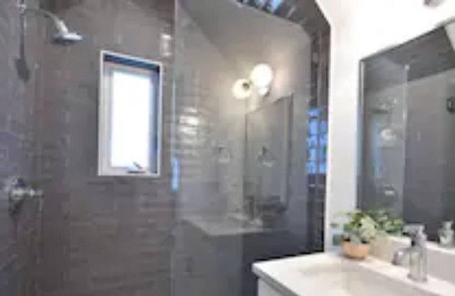 McKinley Heights House | Luxury 3 Story East Austin Home - 5 min from DT