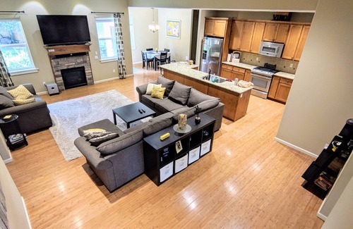 Cedar Hills House | Luxury 3100sqft Home: Hot Tub, GameRoom & Jacuzzi + EV Charger