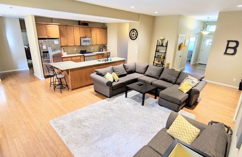 Cedar Hills House | Luxury 3100sqft Home: Hot Tub, GameRoom & Jacuzzi + EV Charger