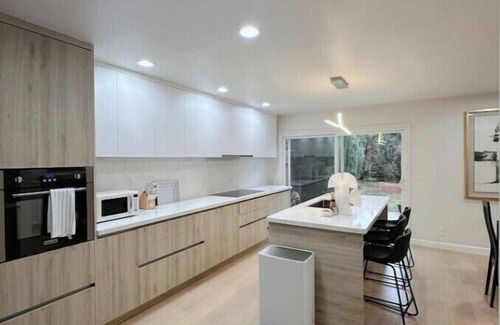 Townsend House | Luxury 3B house near Tec Hubs, High speed WiFi, Chef's Kitchen