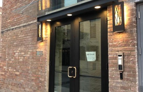 Central Business District Apartment | Luxury 3BD/3.5Bath Full Floor - Prvt Elevator/Grocery/Superdome/Streetcar/Dining