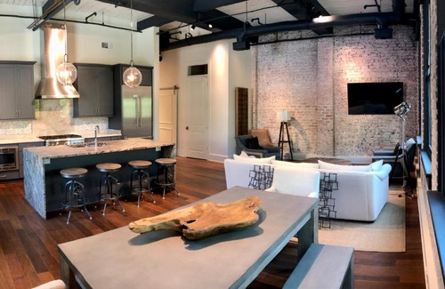 Central Business District Apartment | Luxury 3BD/3.5Bath Full Floor - Prvt Elevator/Grocery/Superdome/Streetcar/Dining