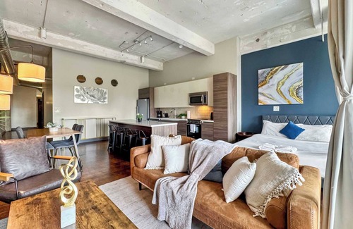 Downtown Dallas Apartment | Luxury 3BD | DT Dallas | Sleeps 12 | Free Parking