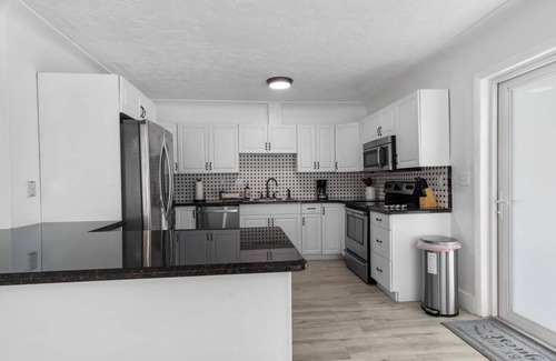 Pompano Isles House | Luxury 3BDR Paradise Pool Home Minutes From The Beach!