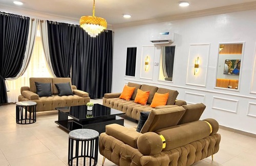 Ofin Apartment | LUXURY 3BED ACE APARTMENT