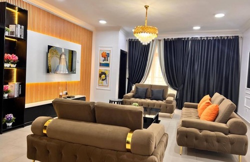Ofin Apartment | LUXURY 3BED ACE APARTMENT