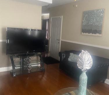 Greater Grand Crossing Apartment | Luxury 3BR, 1BA-5mins from Hyde Park
