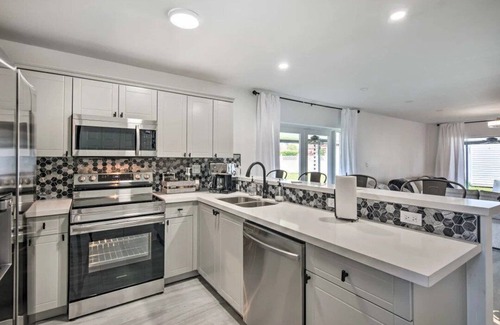 Miami Gardens House | Luxury 3BR-2 1/2 Bath w/Patio Entertainment area