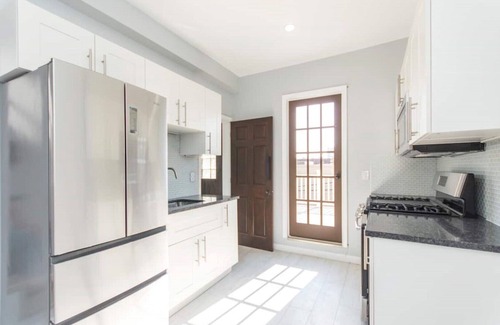 Spruce Hill Apartment | LUXURY 3BR, 2 BATH, Pvt. Deck, Free PARK. SLEEPS 8, FREE PARK, WALK TO PENN.