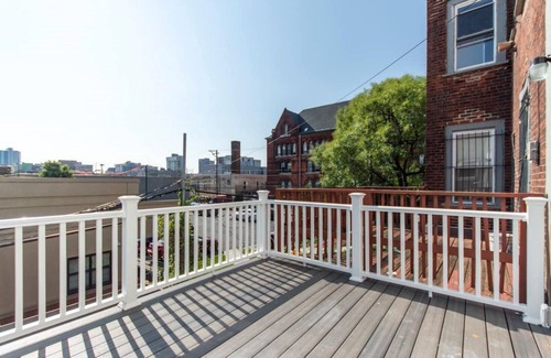 Spruce Hill Apartment | LUXURY 3BR, 2 BATH, Pvt. Deck, Free PARK. SLEEPS 8, FREE PARK, WALK TO PENN.