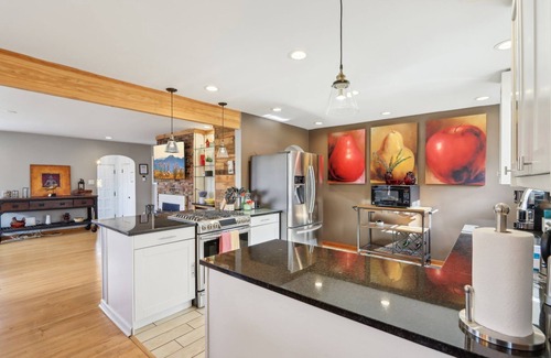 Indianapolis House | Luxury 3BR Contemporary Home - Central Location to Downtown, Arts, Events,