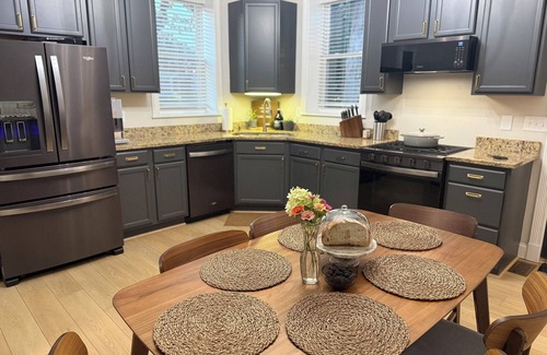 Waterloo Cottage | Luxury 3BR Cottage, King Beds, Spa-Style Baths and Outdoor Oasis