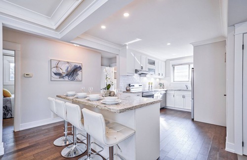 Burlington House | Luxury 3BR Getaway 5 Min to Lake Big Yard Fun