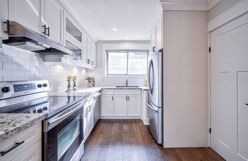 Burlington House | Luxury 3BR Getaway 5 Min to Lake Big Yard Fun