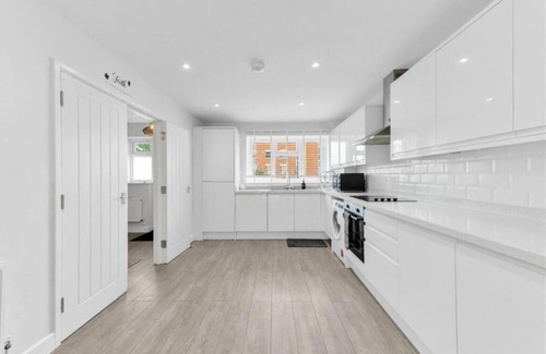 Petham House | Luxury 3BR Home, Chartham, Parking &Hot Tub