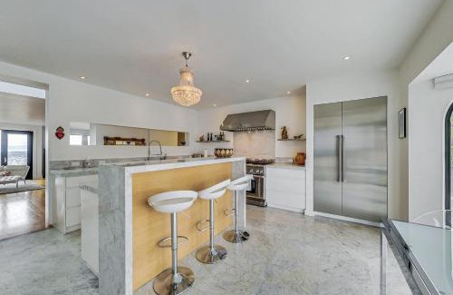 Eureka Valley House | Luxury 3br Home - Pano Views, Steam Room & Deck