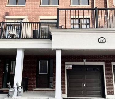 Stouffville House | Luxury 3BR home with free parking, full kitchen in Stouffville Markham