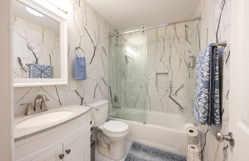 Greensboro House | Luxury 3BR house in Greensboro with Game room and outdoor living