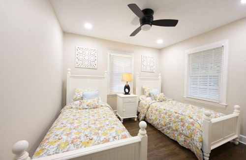 Greensboro House | Luxury 3BR house in Greensboro with Game room and outdoor living