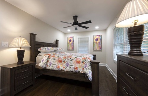 Greensboro House | Luxury 3BR house in Greensboro with Game room and outdoor living