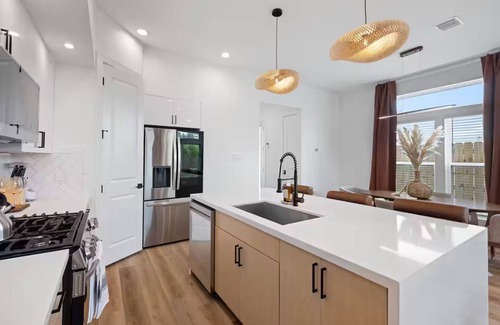 Northside House | Luxury 3BR Houston - Near Downtown & Stadiums