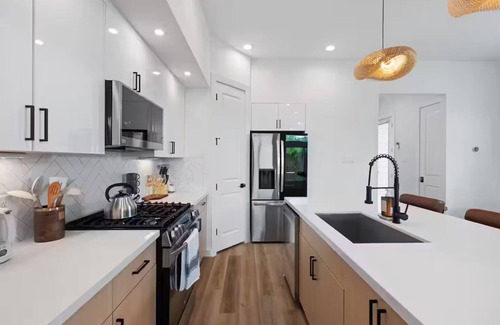 Northside House | Luxury 3BR Houston - Near Downtown & Stadiums