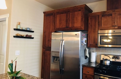 Five Oaks House | Luxury 3BR + Studio Townhome – Walk to Nike, MAX, Dining & More!