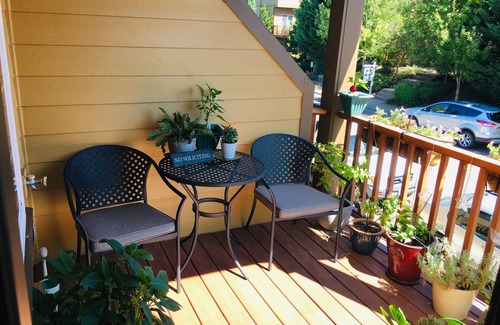 Five Oaks House | Luxury 3BR + Studio Townhome – Walk to Nike, MAX, Dining & More!