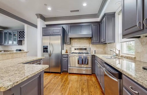 Oak Lawn House | Luxury 3BR Townhouse with Rooftop Terrace - Walk to Uptown - Private Garage