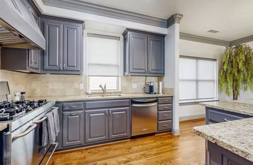 Oak Lawn House | Luxury 3BR Townhouse with Rooftop Terrace - Walk to Uptown - Private Garage