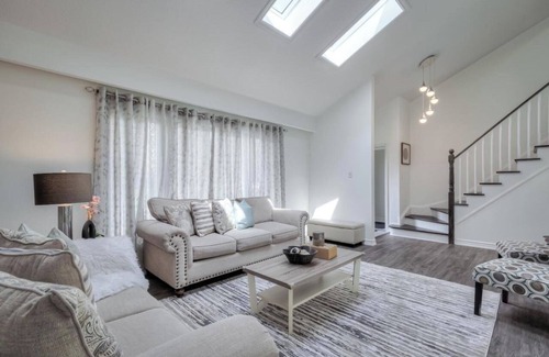 Innisfil House | Luxury 3BR Villa