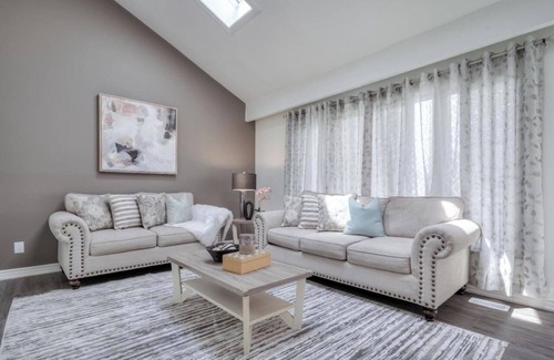 Innisfil House | Luxury 3BR Villa