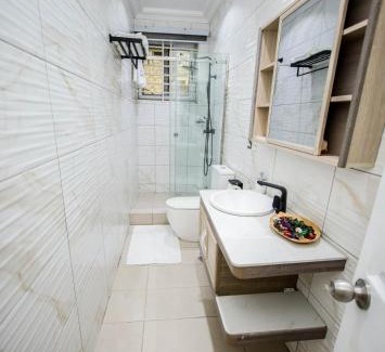 Osu Klottey Villa | Luxury 3BR Villa with smart Lock , Fast Wifi, Sure Parking in Oyarifa, Accra
