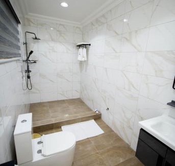 Osu Klottey Villa | Luxury 3BR Villa with smart Lock , Fast Wifi, Sure Parking in Oyarifa, Accra
