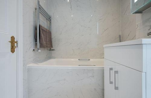 Warwick Villa | Luxury 3BRs house in the heart of Victoria