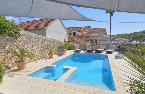 Milna (Brac) Villa | Luxury 4/5 bedroom villa with large pool and jacuzzi