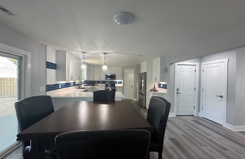 Willoughby Hills House | Luxury 4-5BR with WiFi, AC Near DT Willoughby, Cleveland, & Lake Erie