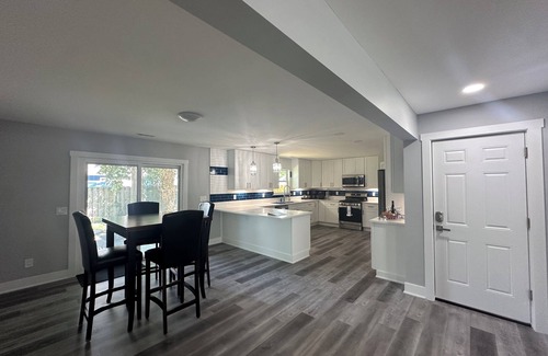 Willoughby Hills House | Luxury 4-5BR with WiFi, AC Near DT Willoughby, Cleveland, & Lake Erie